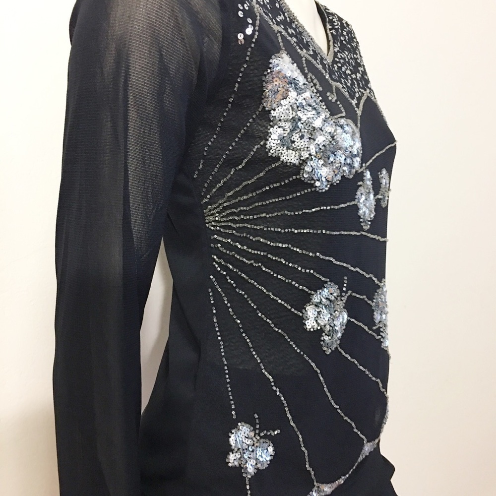 Hua Yi top with sequin beautifully designed. - Picture 6 of 8